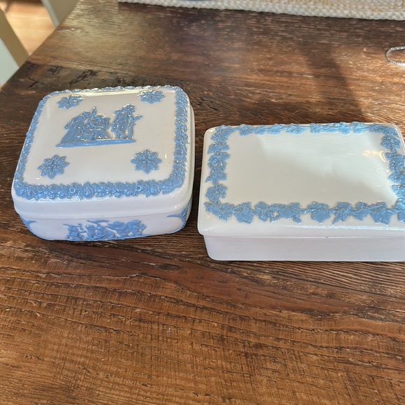 Wedgwood embossed trinket box - Picture 11 of 11